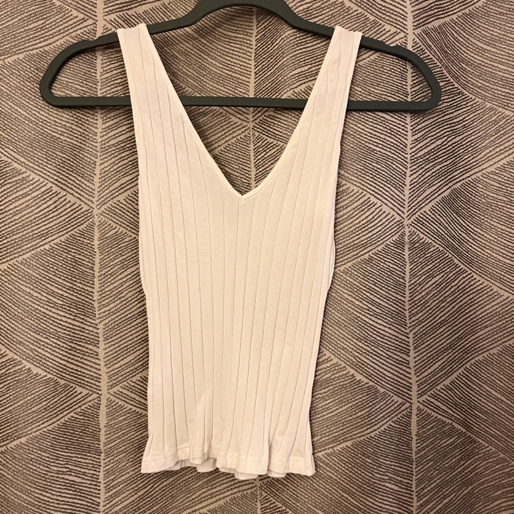 💙 3 for $15 or 5 for $25 white cropped tank top